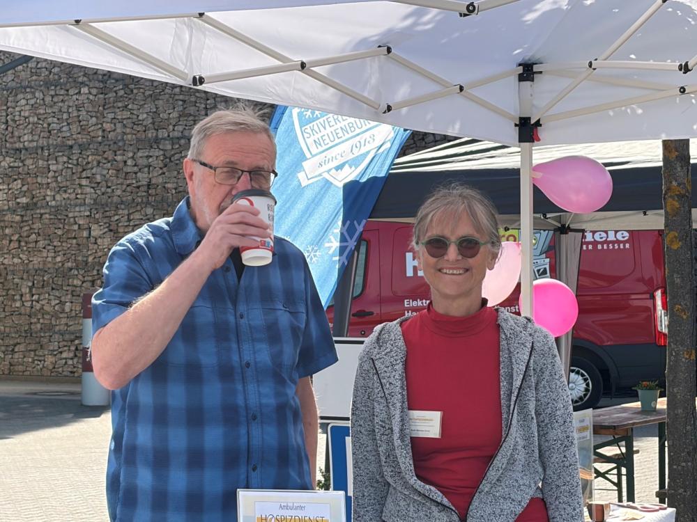 Stand beim der „Enzia“ in Neuenbürg. Von links: Harald Augenstein und Ruth Wörner-Ernst. Foto: Ambulanter Hospizdienst Westlicher Enzkreis.
