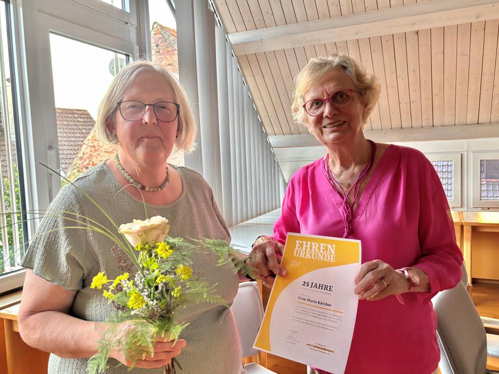 25 Jahre Mitarbeit beim Ambulanten Hospizdienst Westlicher Enzkreis e.V.: Maria Kärcher und Bärbl Maushart. Foto: Ambulanter Hospizdienst Westlicher Enzkreis e.V.
