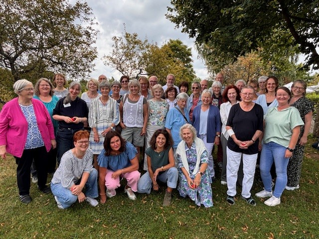 Gruppenbild von ehrenamtlichen Mitarbeitern des Hospizdienstes. Bild: Ambulanter Hospizdienst Westlicher Enzkreis.