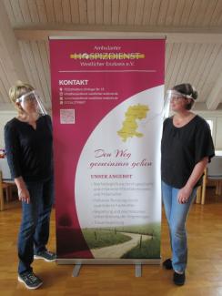 Anschaffung von Gesichtsschutz-Visieren: Frau Kunz und Frau Sickinger. Foto: Ambulanter Hospizdienst Westlicher Enzkreis.