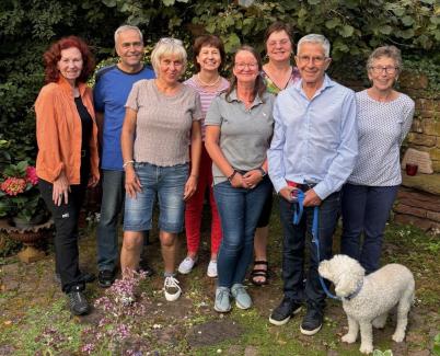 Von links nach rechts:  Maria Luise Backheuer, Jochen Bäuerle, Isabel Kopp, Doris Kilgus-Knapp, Elke Bachteler(Einsatzleitung), Hermann J. Bayer (Dozent) und Edith Reiling. Bild: Ambulanter Hospizdienst Westlicher Enzkreis e.V.