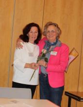 Bärbl Maushart bedankt sich bei Maria Luise Backheuer für 10 Jahre ehrenamtliche Mitarbeit im Vorstand. Foto: Maushart