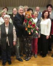 Reich beschenkt mit Blumen: Lore Kautz und Klaus Hildebrandt bei ihrer Verabschiedung aus der aktiven Hospizarbeit. Foto: Maushart